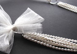 DIY Multistrand Bridal Statement Necklace - with pearls and tulle. Video tutorial